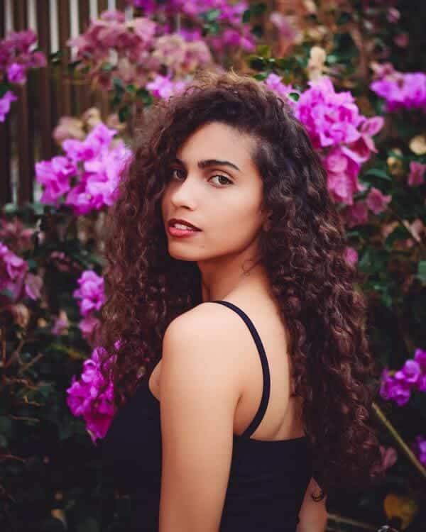 femme-cheveux-boucles-fleurs-roses