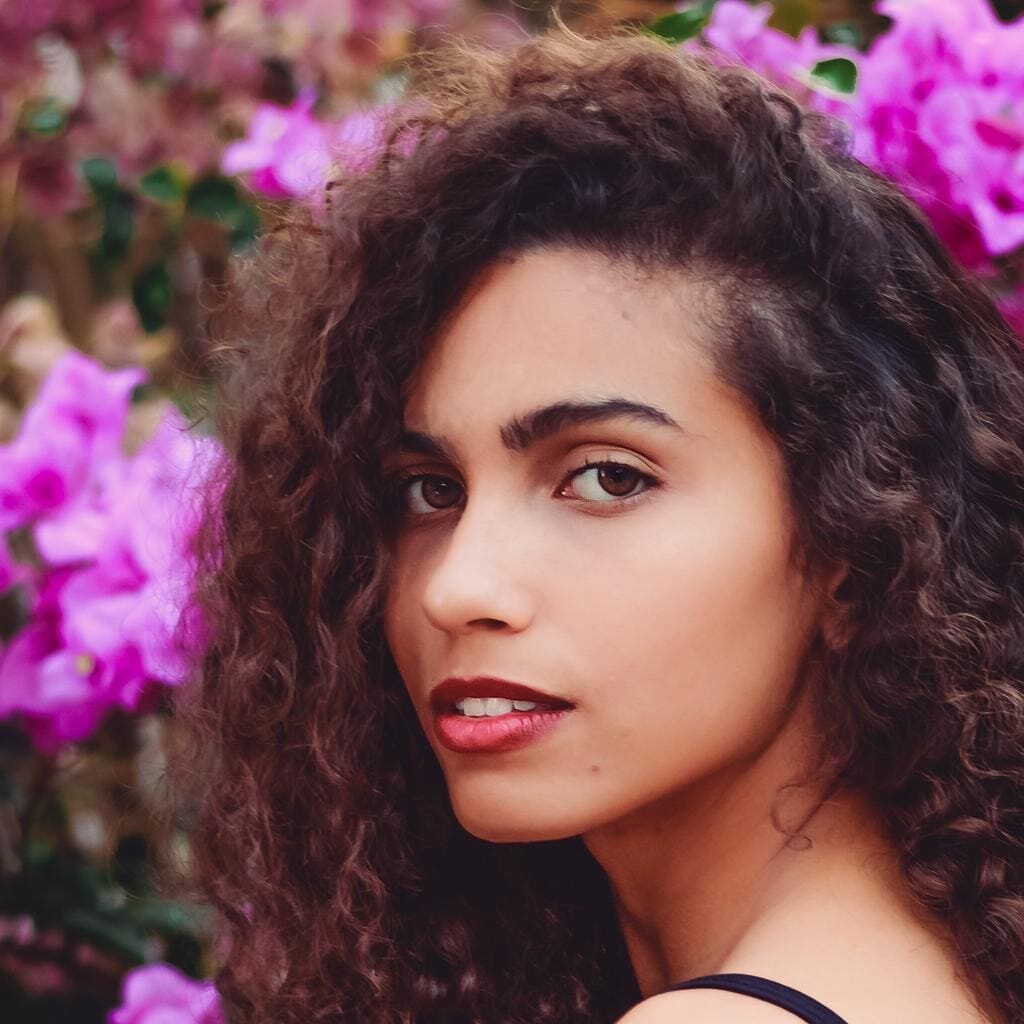 recadre-femme-cheveux-boucles-fleurs-roses