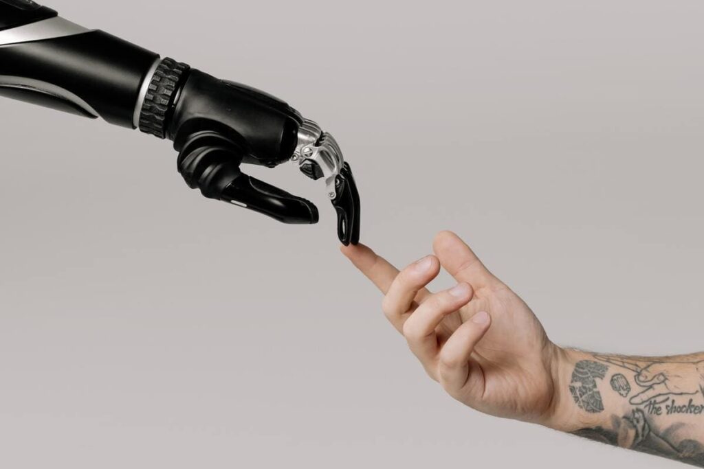 robot main touche humain